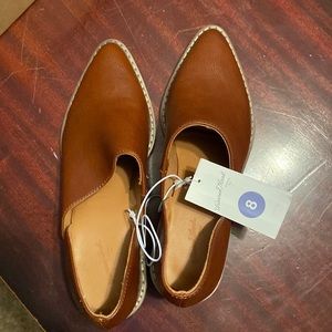 Universal thred booties. NWT